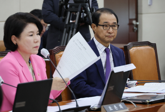 이성만 무소속 의원(오른쪽)이 16일 국회에서 열린 행정안전위원회 전체회의에 출석했다. 연합뉴스